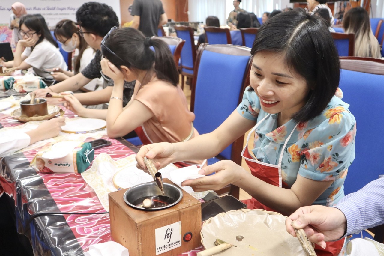 Giới thiệu nghệ thuật nhuộm vải Batik – nét đẹp truyền thống của người Indonesia