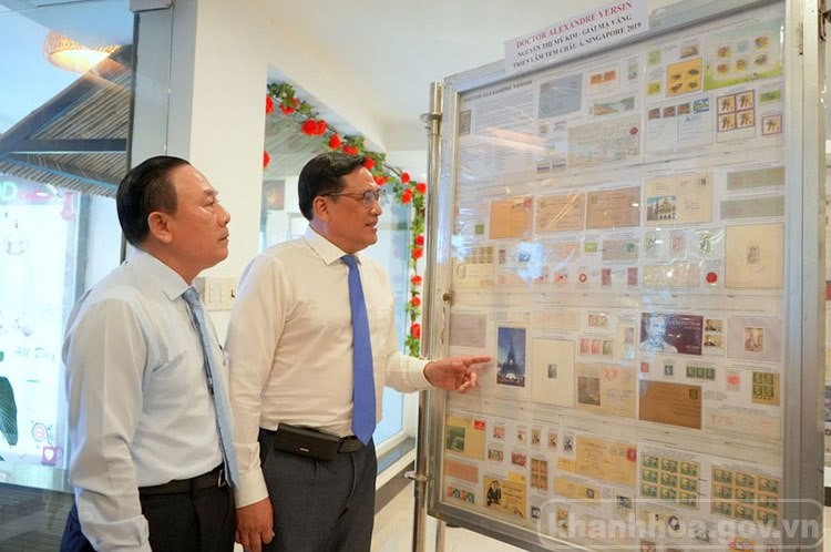 Các đại biểu tham quan không gian triển lãm tem (Ảnh: Cổng TTĐT tỉnh Khánh Hòa).