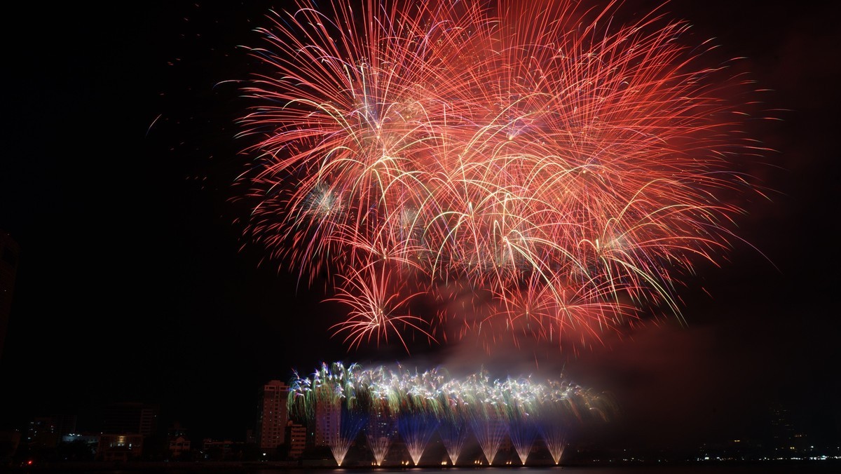 hình ảnh hàng trăm chùm pháo kết nối tựa như những cánh tay đan cài, thể hiện cho sự thắt chặt của tình hữu nghị giữa các dân tộc khắp thế giới. hình ảnh hàng trăm chùm pháo kết nối tựa như những cánh tay đan cài, thể hiện cho sự thắt chặt của tình hữu nghị giữa các dân tộc khắp thế giới.