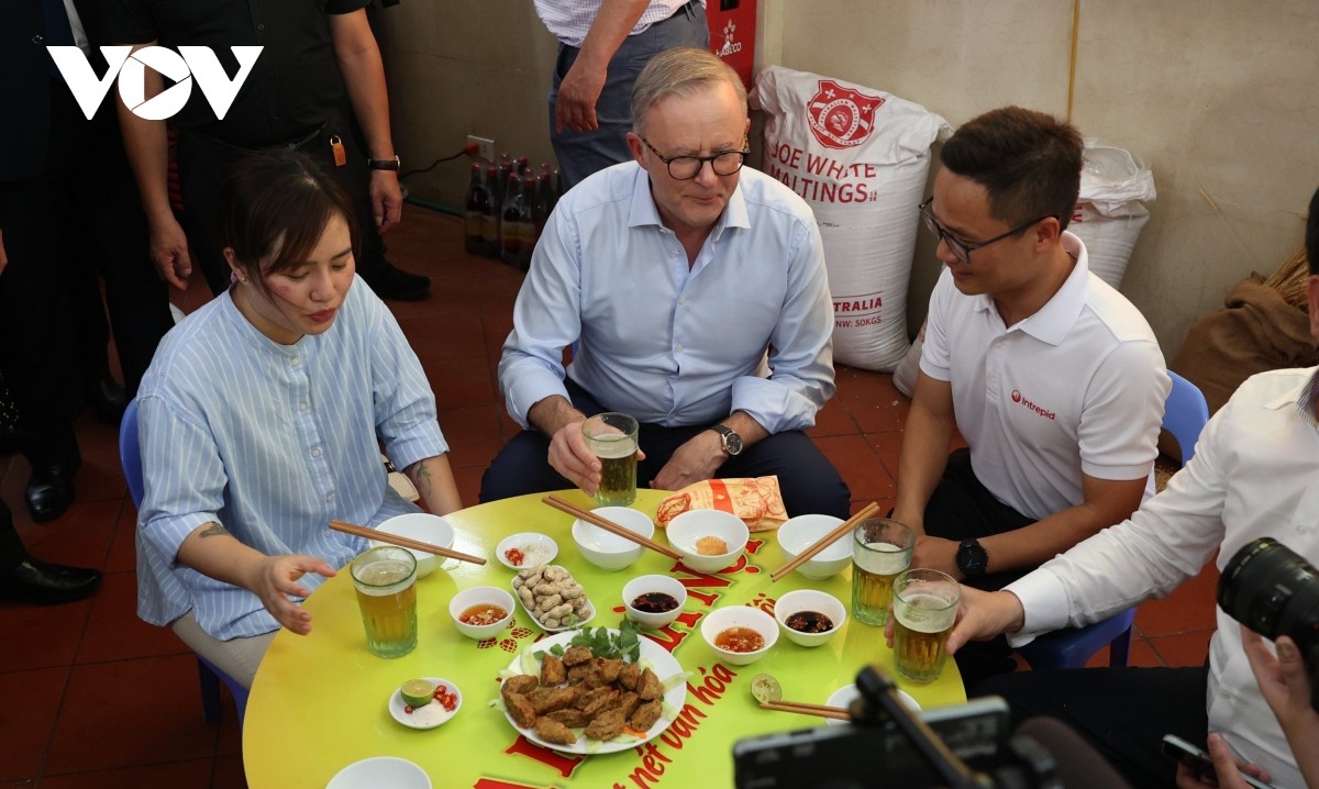 Thủ tướng Australia Anthony Albanese thưởng thức bia hơi giữa ngày hè Hà Nội Thủ tướng Australia Anthony Albanese thưởng thức bia hơi giữa ngày hè Hà Nội