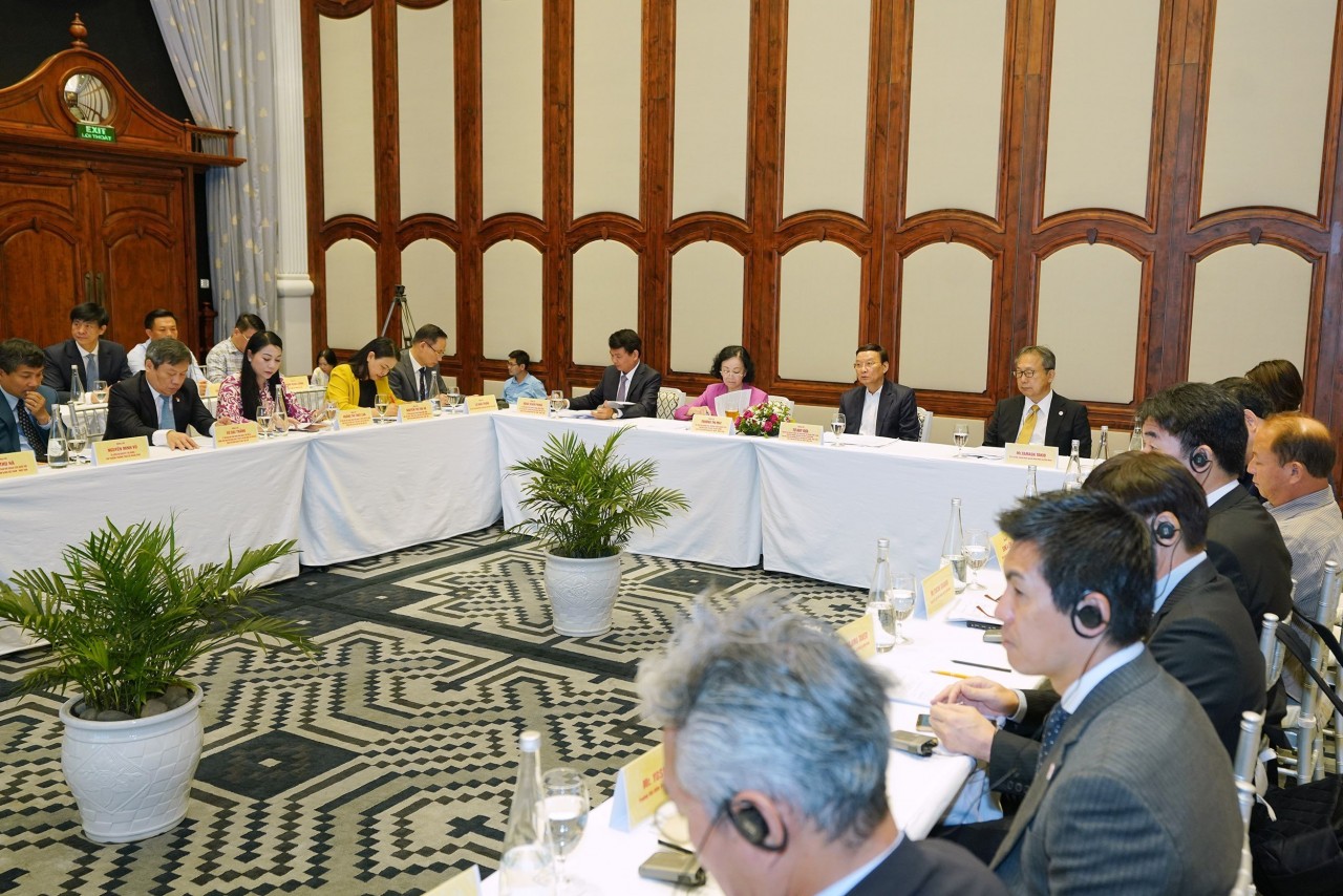 Các đại biểu tham dự cuộc họp.