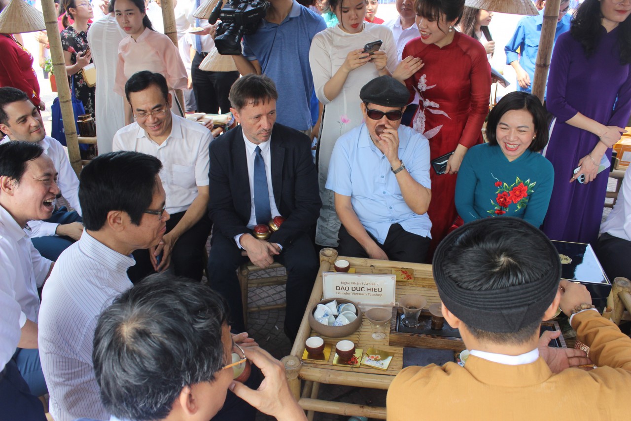 Các đại biểu tham quan và thưởng thức trà sen Tây Hồ Các đại biểu tham quan và thưởng thức trà sen Tây Hồ