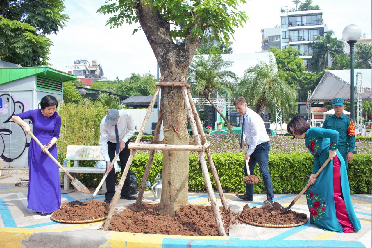Các đại biểu trồng cây hữu nghị. Các đại biểu trồng cây hữu nghị.