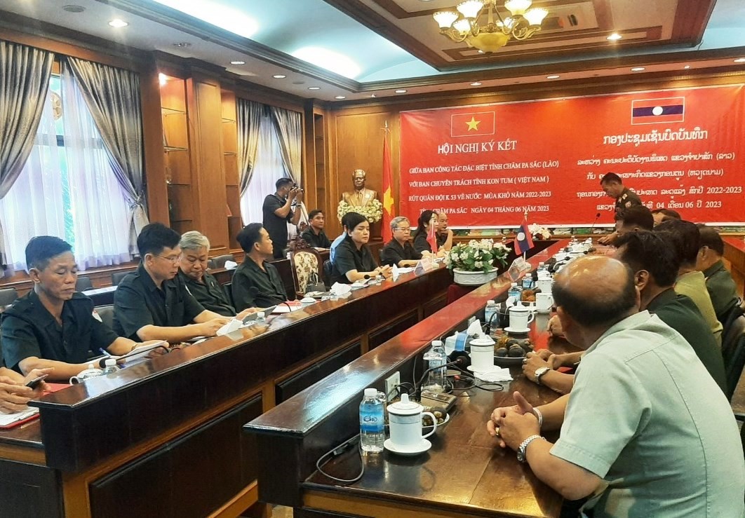 Kon Tum Hội đàm với hai tỉnh Attapư và Chămpasắc về hồi hương hài cốt liệt sĩ hy sinh tại Lào
