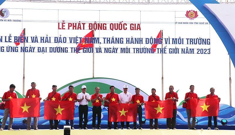 Trao tặng 10.000 lá cờ Tổ quốc cho ngư dân 2 tỉnh Nghệ An và Hà Tĩnh