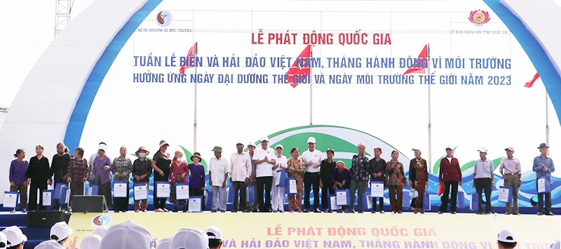Trao tặng 10.000 lá cờ Tổ quốc cho ngư dân 2 tỉnh Nghệ An và Hà Tĩnh