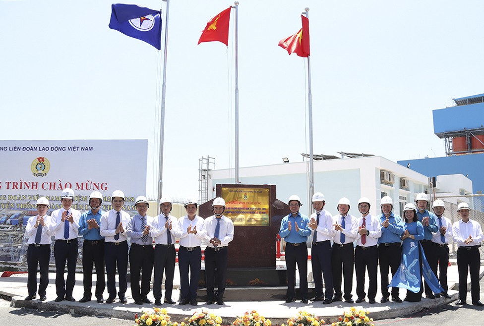 EVNNPT: Người lao động là trung tâm của sự phát triển