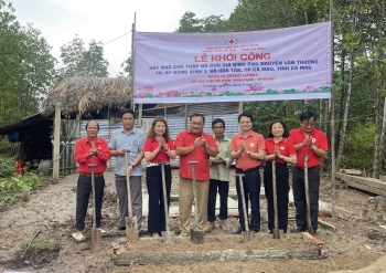Ngư dân có hoàn cảnh khó khăn được tặng nhà Chữ thập đỏ, hỗ trợ sinh kế