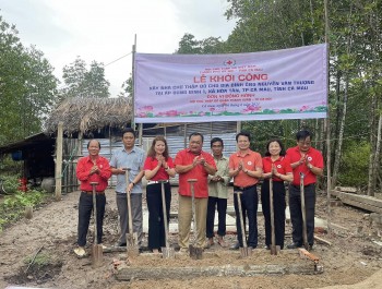 Ngư dân có hoàn cảnh khó khăn được tặng nhà Chữ thập đỏ, hỗ trợ sinh kế