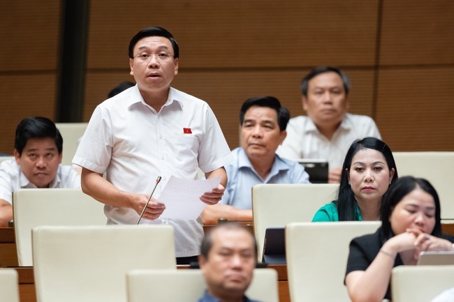 Bộ trưởng Nguyễn Văn Thắng nhận nhiều câu hỏi 