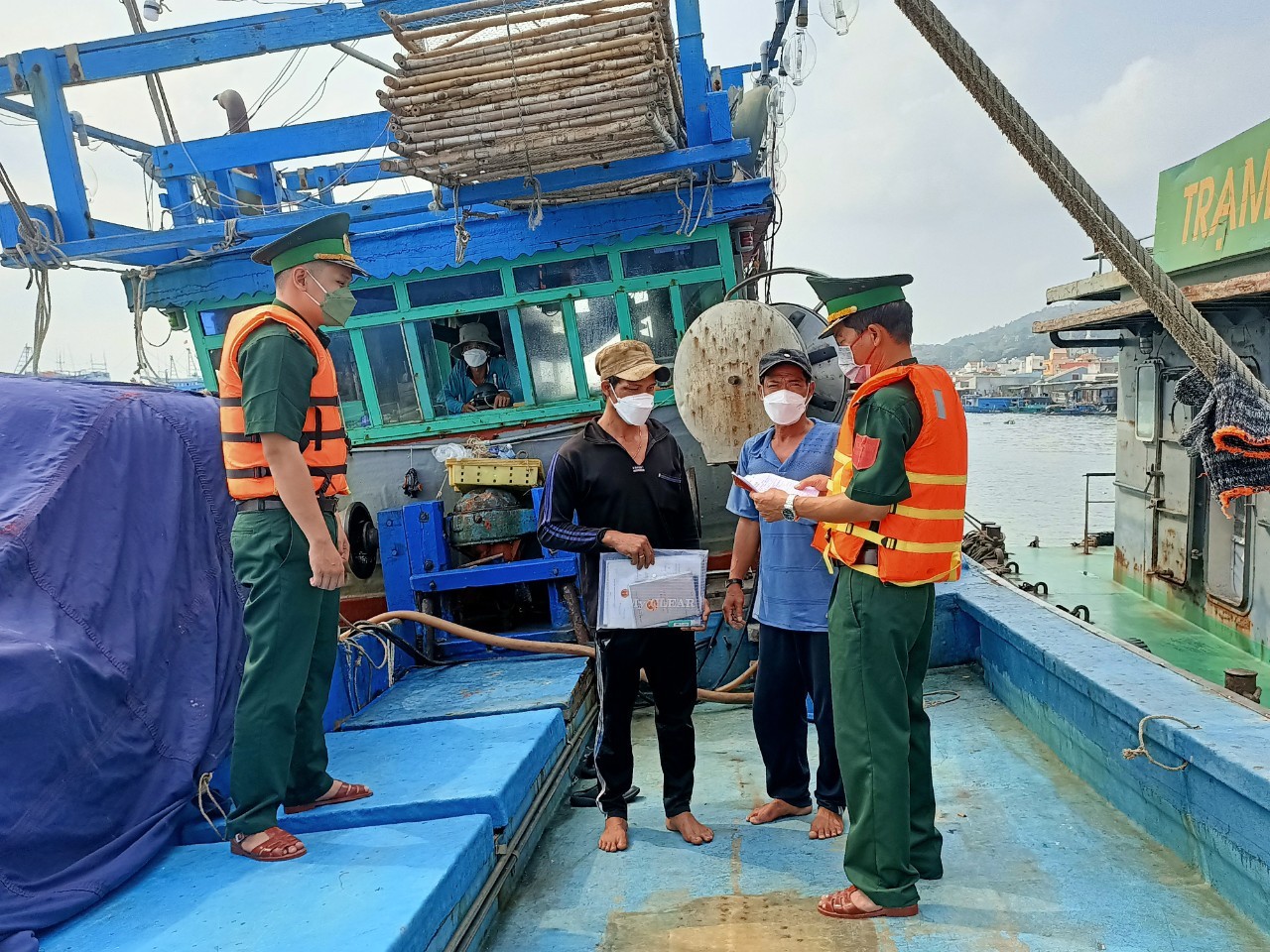 Lực lượng chức năng của Việt Nam đẩy mạnh tuyên truyền cho ngư dân hiểu và tuân thủ quy định IUU. (Ảnh: KT)