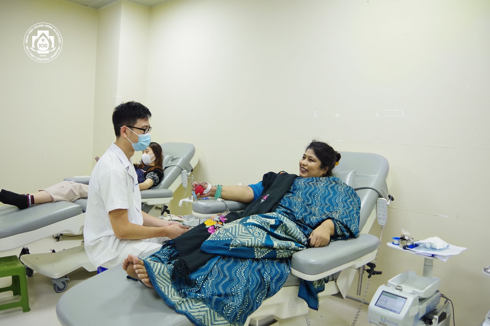 à Samina Naz - Đại sứ Bangladesh tại Việt Nam và nhiều thành viên Đại sứ quán tham gia hiến máu ngày 26/11 tại Bệnh viện TWQĐ 108