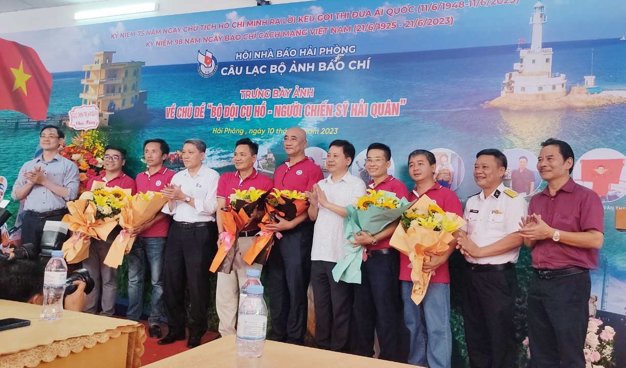 Hải Phòng trưng bày ảnh “Bộ đội Cụ Hồ - Người chiến sĩ hải quân”
