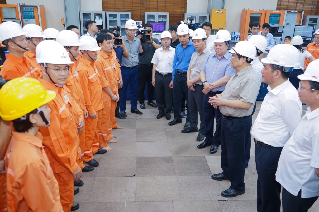 Thủ tướng Phạm Minh Ch&iacute;nh thăm Nh&agrave; m&aacute;y Nhiệt điện Quảng Ninh