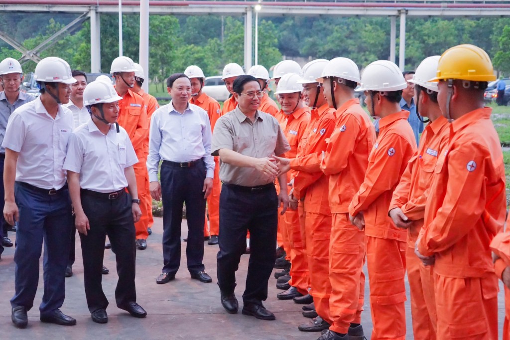 Thủ tướng Phạm Minh Ch&iacute;nh thăm Nh&agrave; m&aacute;y Nhiệt điện Quảng Ninh