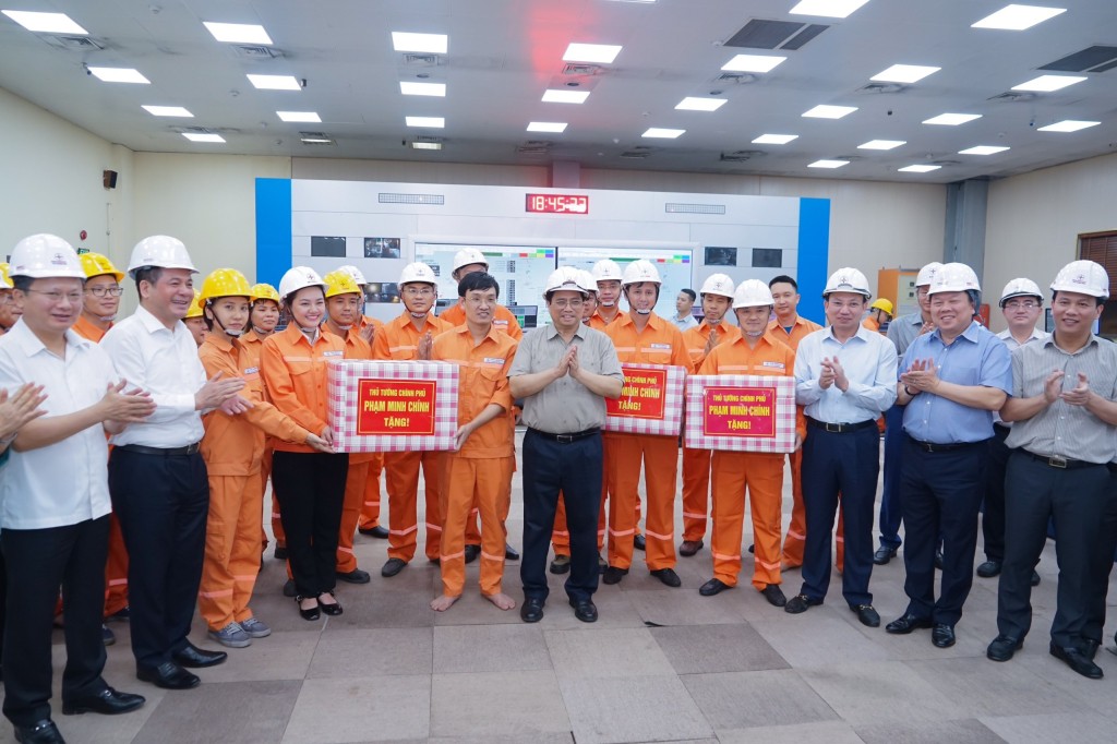 Thủ tướng Phạm Minh Ch&iacute;nh thăm Nh&agrave; m&aacute;y Nhiệt điện Quảng Ninh