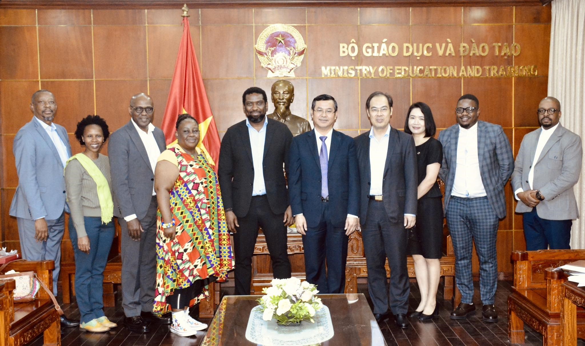Thứ trưởng Nguyễn Văn Phúc, Thứ trưởng  Kgwaridi Buti Manamela và các thành viên hai bên (Ảnh: Moet.gov.vn).