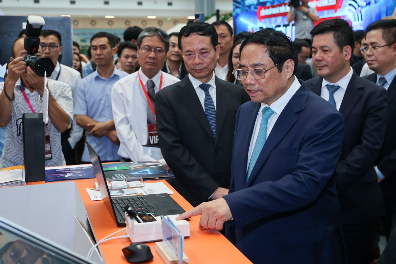 Thủ tướng và các đại biểu tham quan các gian hàng, nghe các đơn vị giới thiệu về ứng dụng công nghệ tại Industry 4.0 trước thềm khai mạc phiên cấp cao.