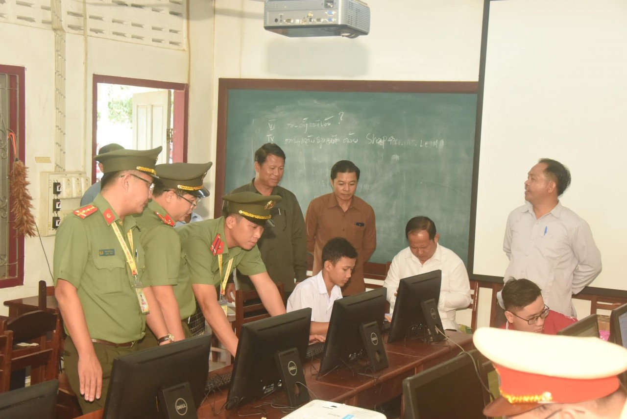 Đoàn tình nguyện hè thành phố Hồ Chí Minh phát thuốc miễn phí cho 500 hộ dân Lào