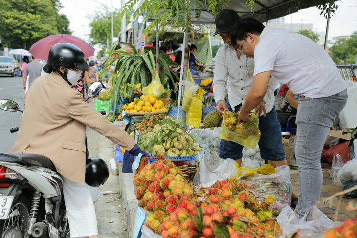 Ngay từ sNgay từ sáng sớm, nhiều người dân đã tranh thủ ghé mua trái cây được các nhà vườn từ miền Tây đưa lên (Ảnh: T.Q)áng sớm, nhiều người dân đã tranh thủ ghé mua trái cây được các nhà vườn từ miền Tây đưa lên - Ảnh: T.Q