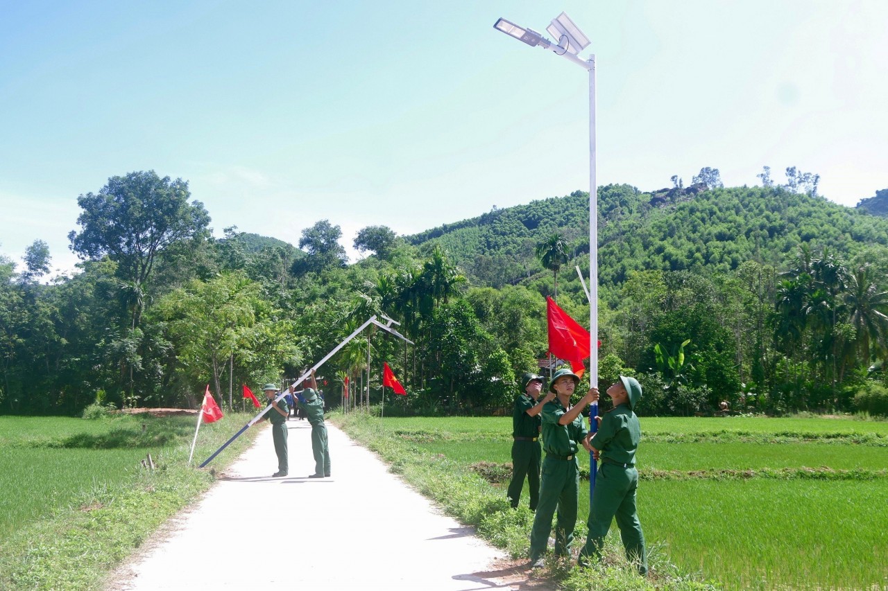 Lắp tuyến đường “Ánh sáng nông thôn mới” tại đường liên thôn xã An Hòa, xã Lộc Bình.