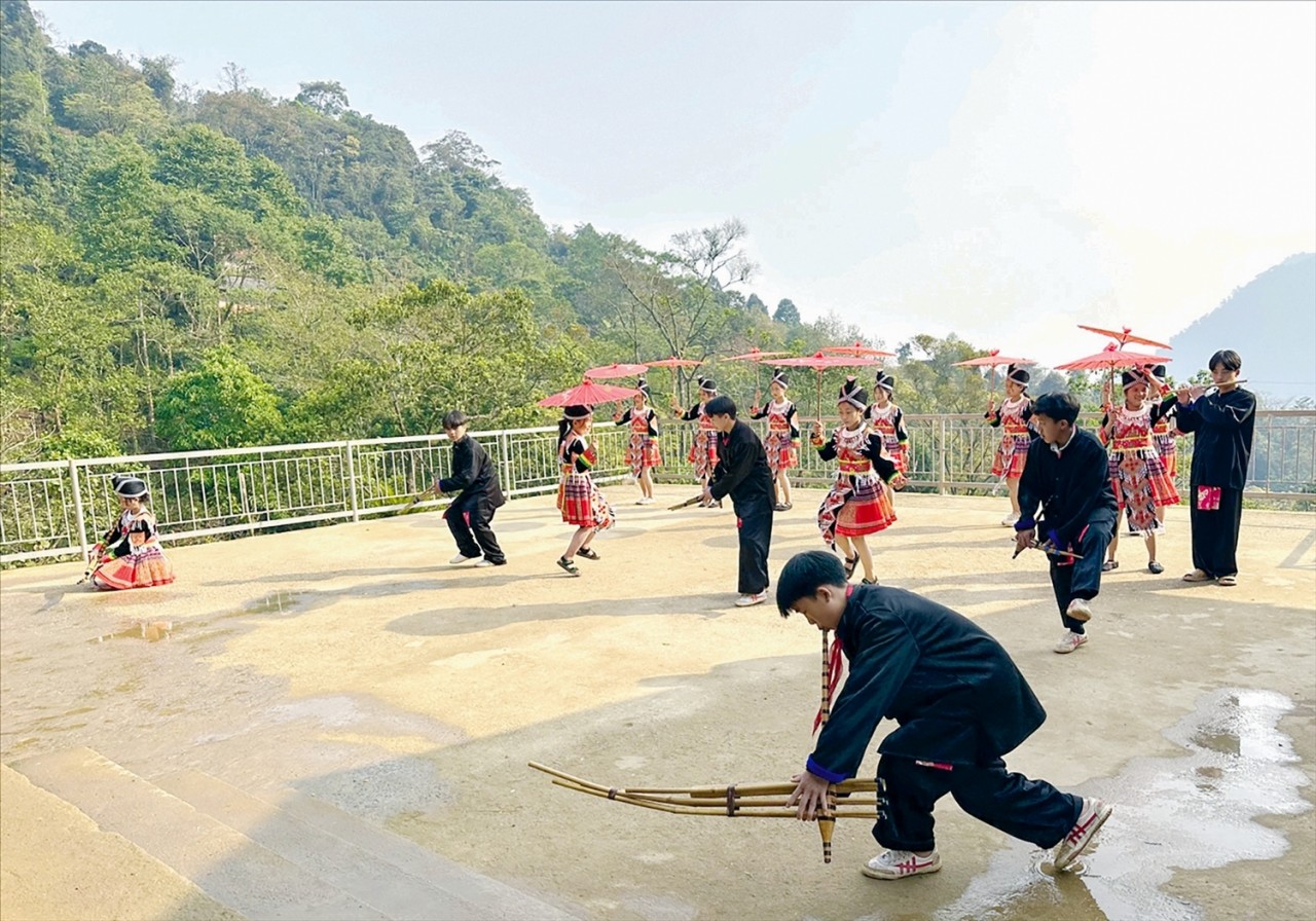 Đi tìm truyền nhân tiếng khèn Mông xứ Nghệ