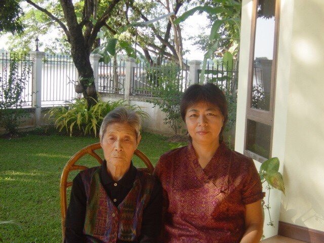 Bà Komatsu Miyuki (bên phải) và người mẹ của mình (Ảnh: blog nhân vật).