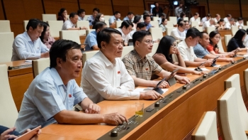 quoc hoi quyet dinh ap gia tran ve may bay sach giao khoa