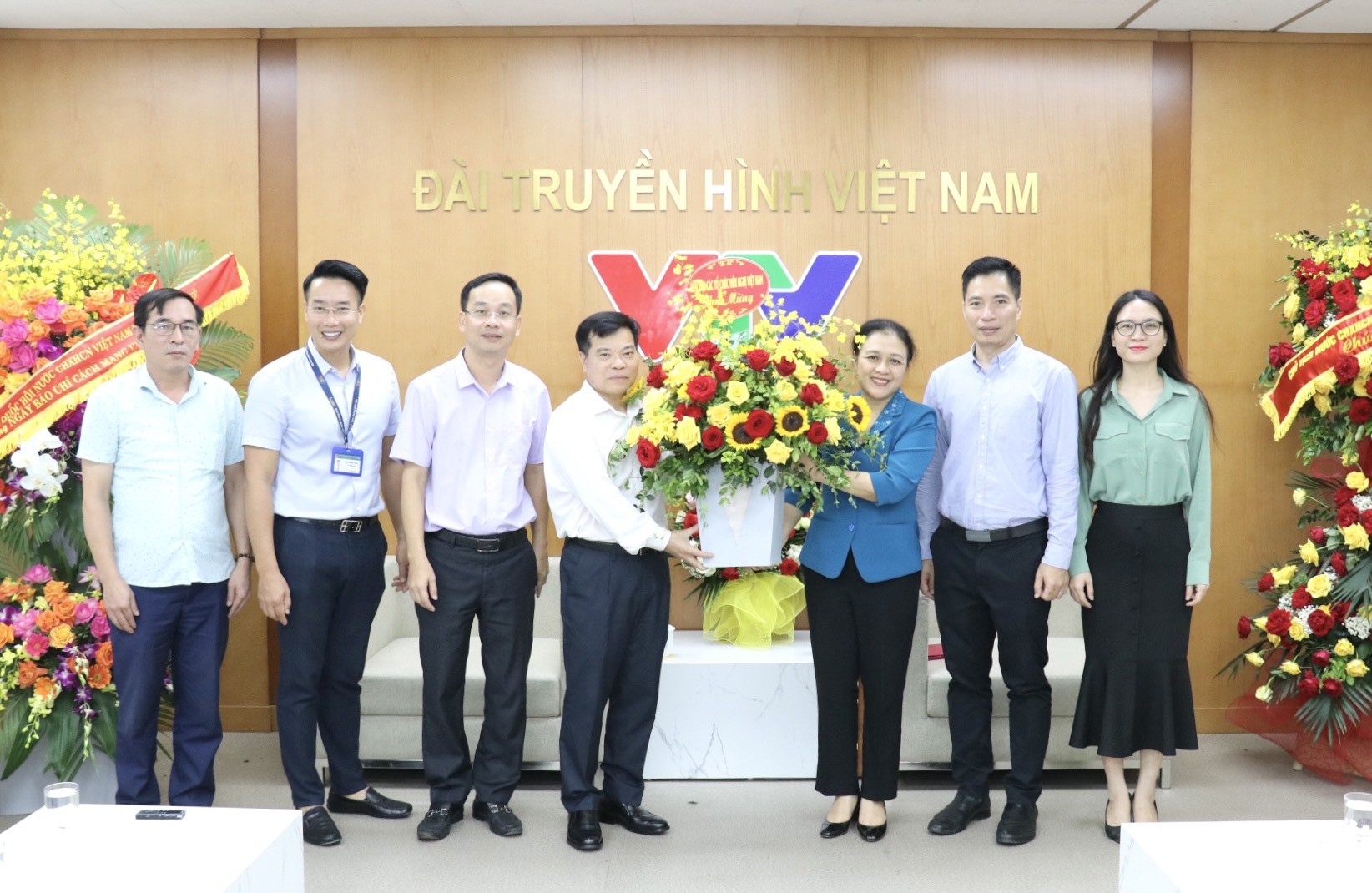 Chủ tịch VUFO Nguyễn Phương Nga tặng hoa chúc mừng Đài Truyền hình Việt Nam nhân Ngày Báo chí Cách mạng Việt Nam (Ảnh: Thu Hà).