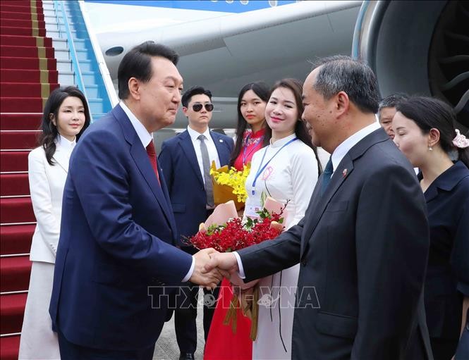 Tổng thống Hàn Quốc Yoon Suk Yeol đến Hà Nội, bắt đầu thăm chính thức Việt Nam