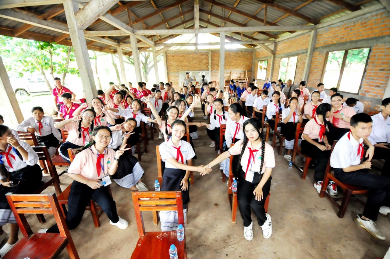 Thiếu nhi thành phố Hồ Chí Minh giao lưu, tặng quà cho thiếu nhi tỉnh Champasak, Lào