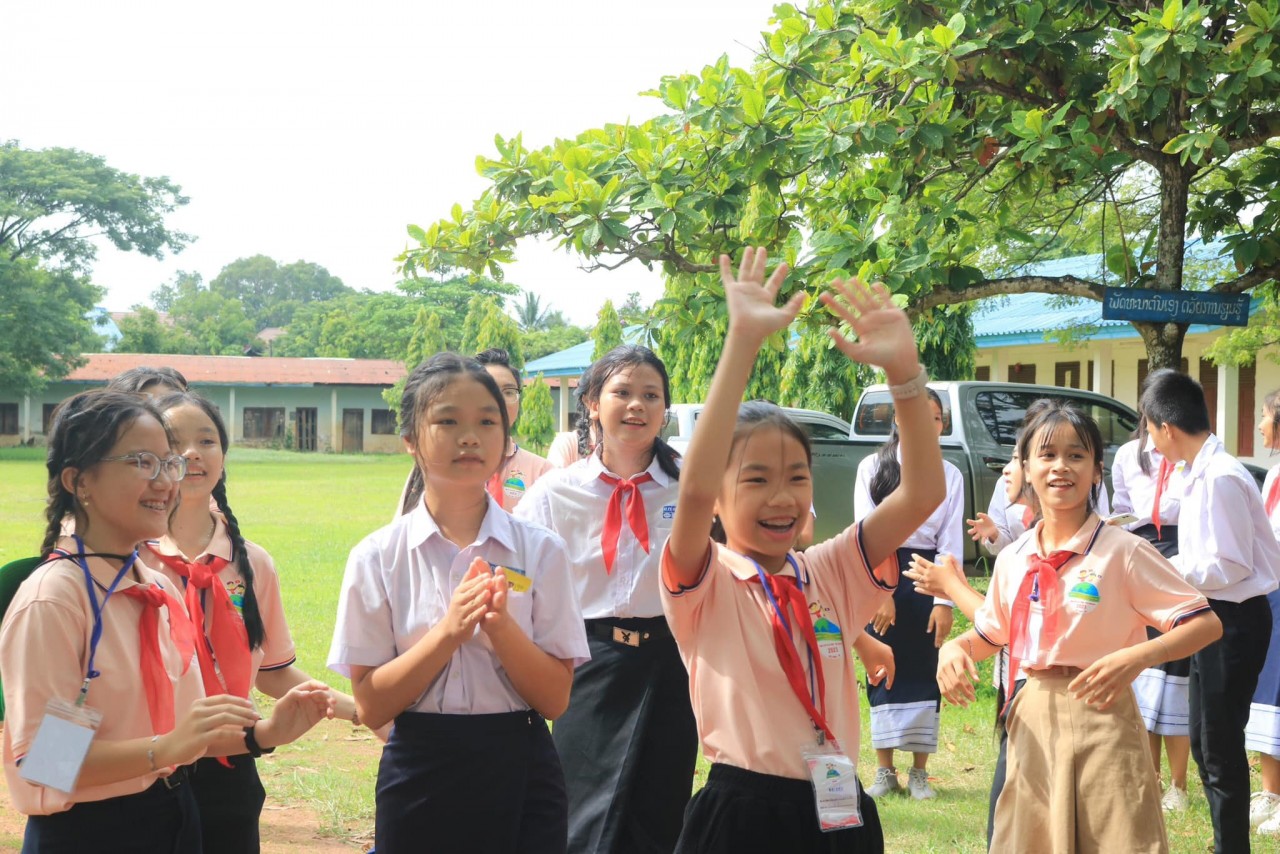 Thiếu nhi thành phố Hồ Chí Minh giao lưu, tặng quà cho thiếu nhi tỉnh Champasak, Lào
