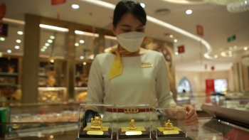 Giá vàng đi ngang, tỷ giá trung tâm đi lên