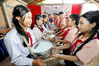 thieu nhi thanh pho ho chi minh giao luu tang qua cho thieu nhi tinh champasak lao