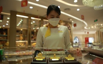 Giá vàng đi ngang, tỷ giá trung tâm đi lên