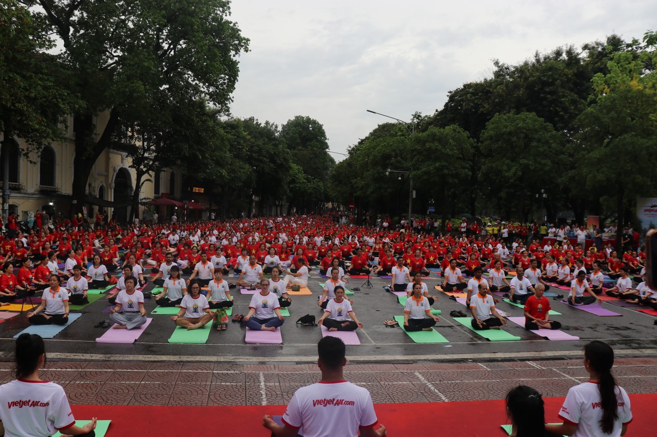 Xác lập kỷ lục thế giới về số lượng người đồng diễn Yoga