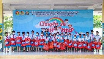 Cần Thơ: “Chuyến xe ước mơ” mang niềm vui đến cho trẻ em nghèo