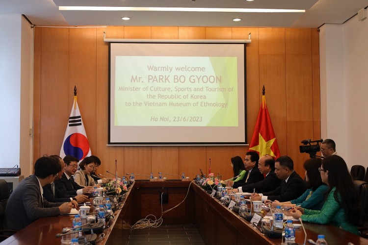 Bộ trưởng Park Bo Gyoon: sẽ giới thiệu Bảo tàng Dân tộc học Việt Nam cho người dân Hàn Quốc Bộ trưởng Park Bo Gyoon: sẽ giới thiệu Bảo tàng Dân tộc học Việt Nam cho người dân Hàn Quốc