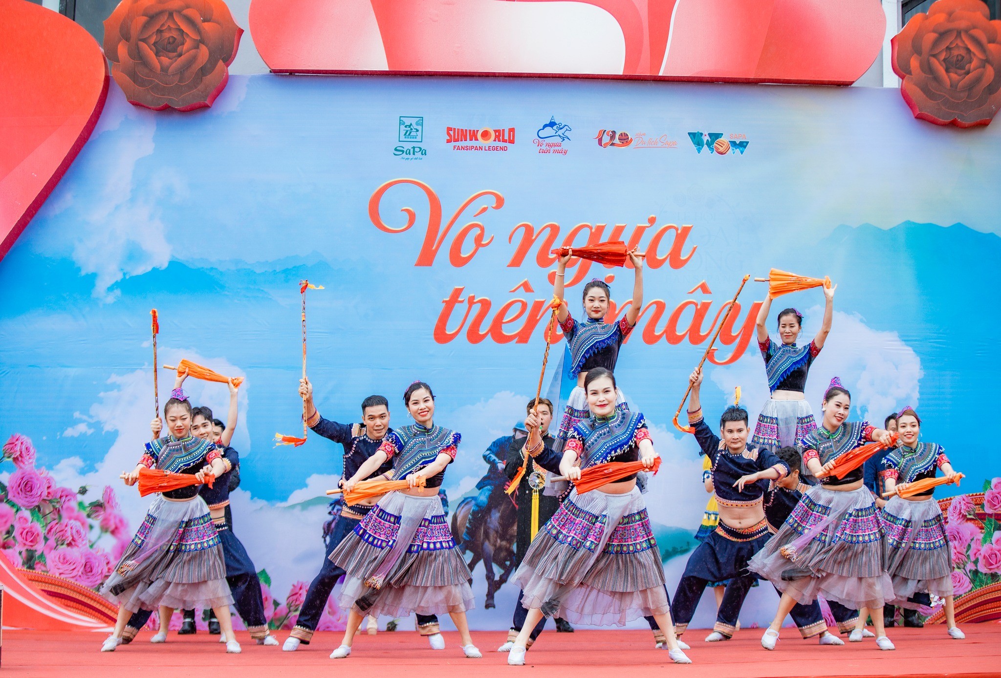 Những chú ngựa vùng cao nhỏ dáng nhưng có sức mạnh phi thường, từ lạ lẫm đường đua đã nhanh chóng phi những nước đại tăng tốc, tạo nên màn đua tranh “nghẹt thở”. Những chú ngựa vùng cao nhỏ dáng nhưng có sức mạnh phi thường, từ lạ lẫm đường đua đã nhanh chóng phi những nước đại tăng tốc, tạo nên màn đua tranh “nghẹt thở”.