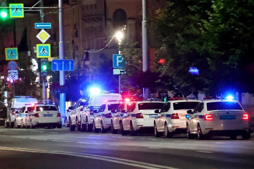 Xe cảnh sát Nga tập trung ở trung tâm Rostov-on-Don vào rạng sáng 24/6. Ảnh: AFP