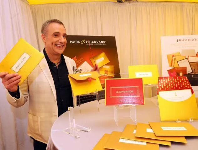 Marc Friedland đã thiết kế lại và làm cho chiếc phong bì Oscar trông quyến rũ hơn để phù hợp với phong cách của các ngôi sao. Nguồn: Michael Buckner / Getty Images