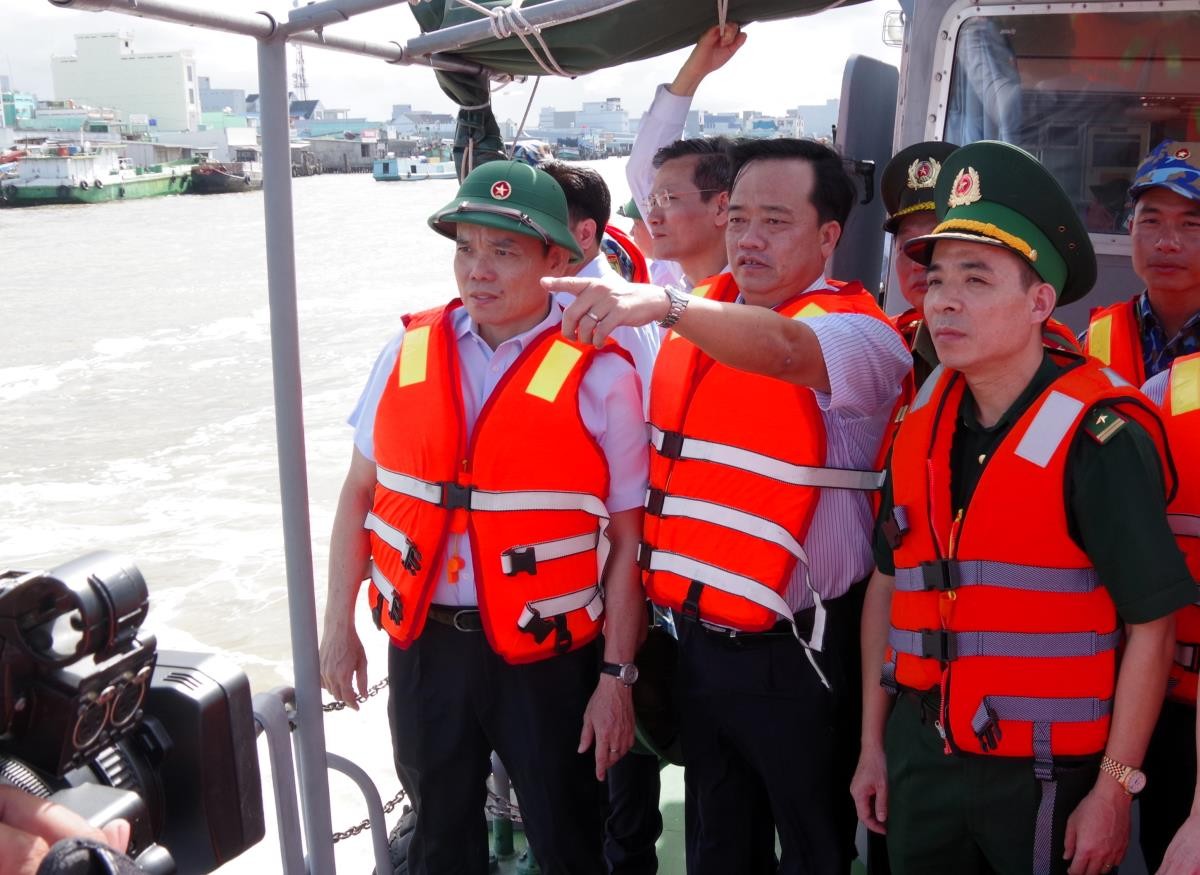 Phó Thủ tướng Trần Lưu Quang kiểm tra công tác phòng, chống khai thác hải sản bất hợp pháp tại Cà Mau