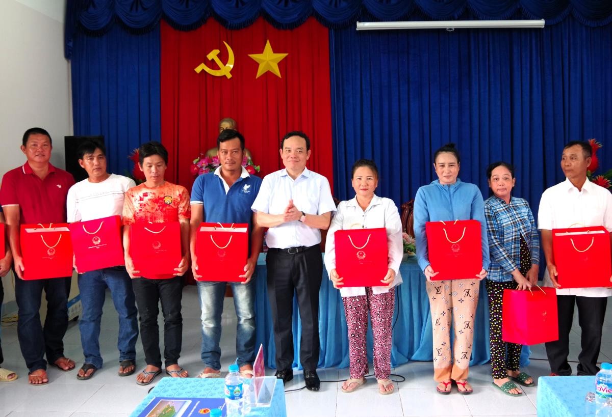 Phó Thủ tướng Trần Lưu Quang kiểm tra công tác phòng, chống khai thác hải sản bất hợp pháp tại Cà Mau
