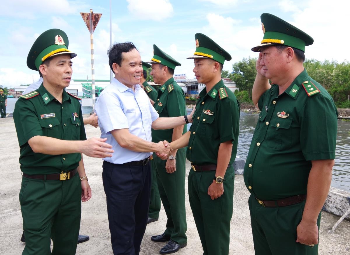 Phó Thủ tướng Trần Lưu Quang kiểm tra công tác phòng, chống khai thác hải sản bất hợp pháp tại Cà Mau