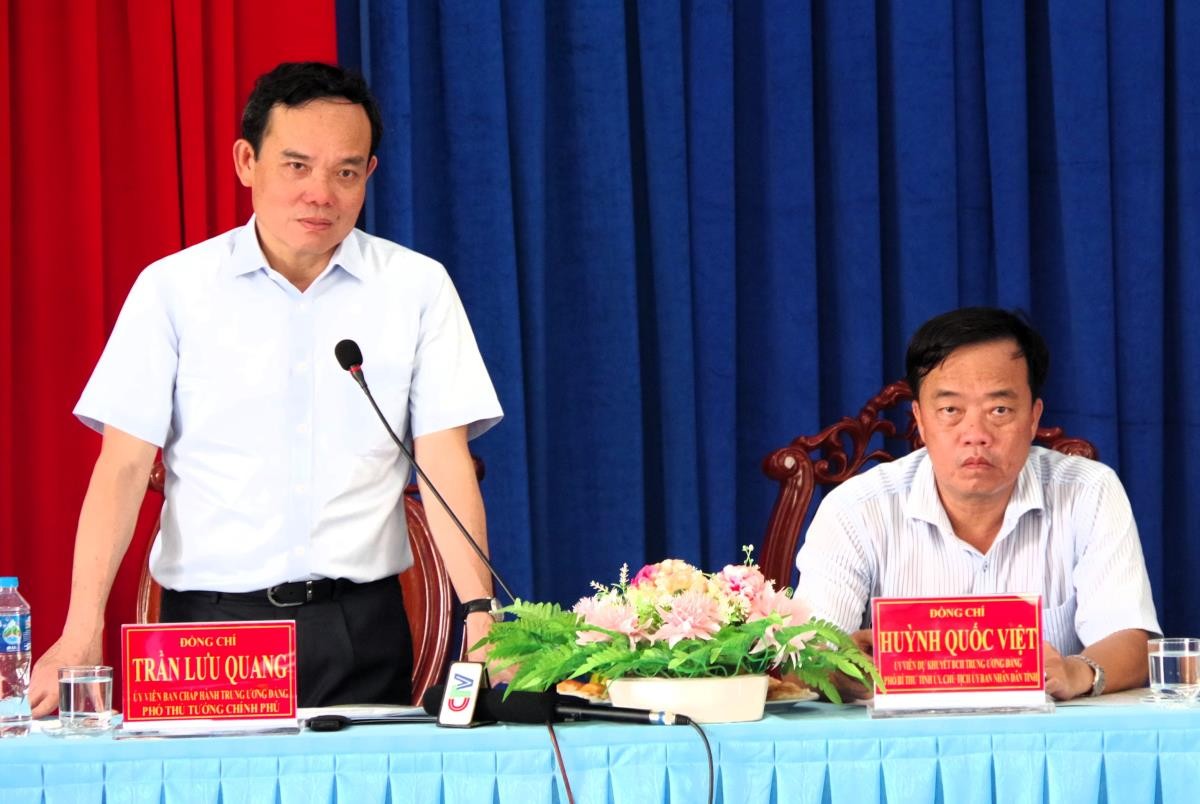 Phó Thủ tướng Trần Lưu Quang kiểm tra công tác phòng, chống khai thác hải sản bất hợp pháp tại Cà Mau