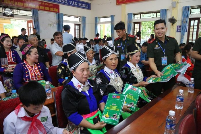 Phối hợp tuyên truyền pháp luật cho nhân dân hai bên biên giới Việt Nam - Lào
