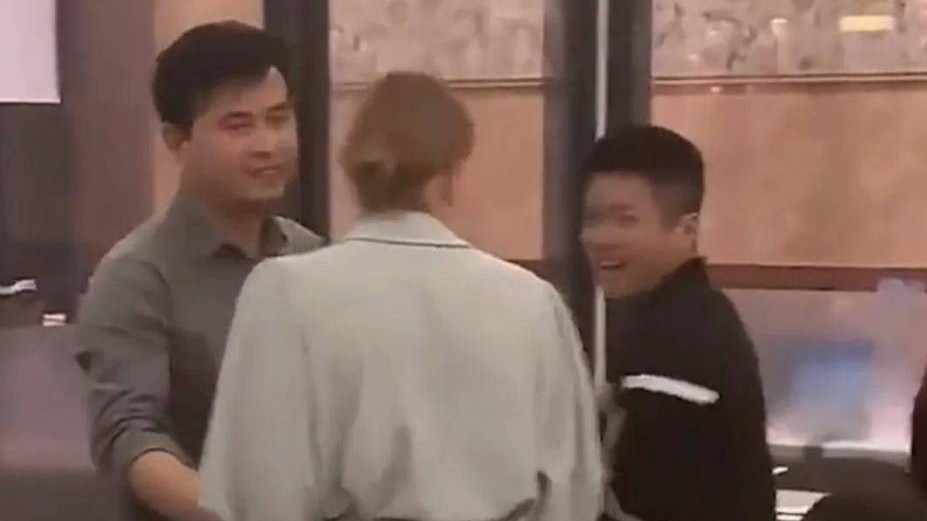 Xa sau 10 năm vì hiểu lầm, cặp đôi ôm nhau hứa không bao giờ rời xa