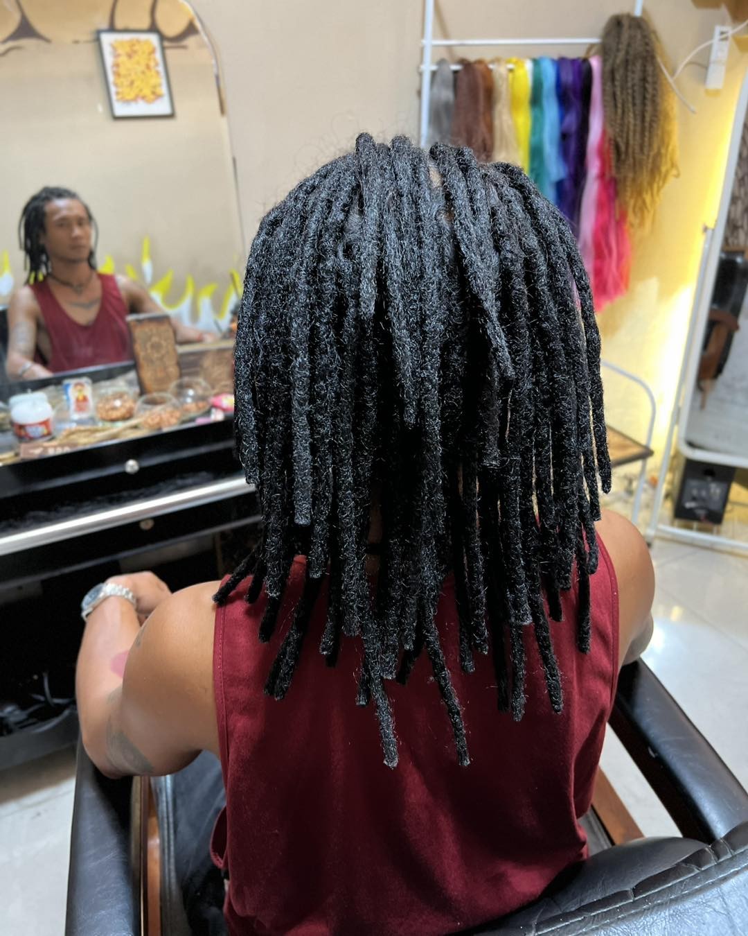 Một người đàn ông làm tóc dreadlocks tại một tiệm ở Việt Nam. Nguồn: Dreadlock Sài Gòn/FB