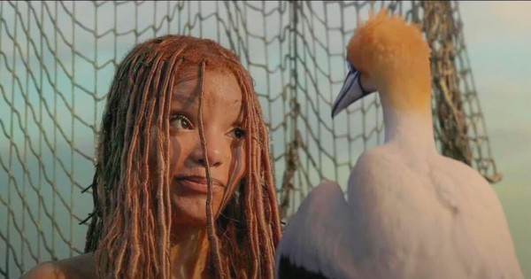 Trong cuộc phỏng vấn trên The Face Magazine, Halle Bailey cho biết mái tóc đối với phụ nữ da đen là điều thiêng liêng. Cô cảm thấy rất tuyệt khi có thể biến kiểu tóc đặc trưng đó thành tóc của nàng tiên cá. Ảnh từ bộ phim 2023