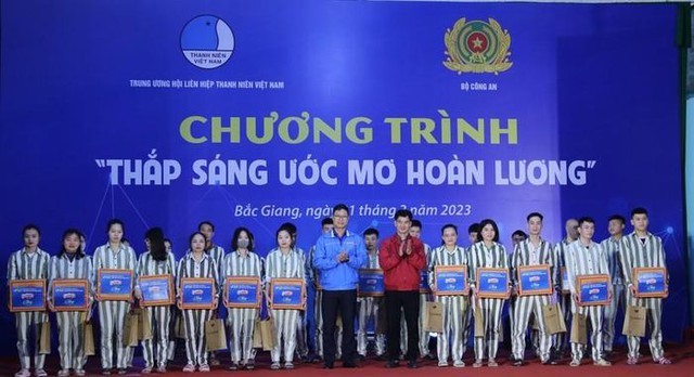 Ban tổ chức đã trao tặng 400 suất quà cho phạm nhân có hoàn cảnh khó khăn, rèn luyện, cải tạo tốt